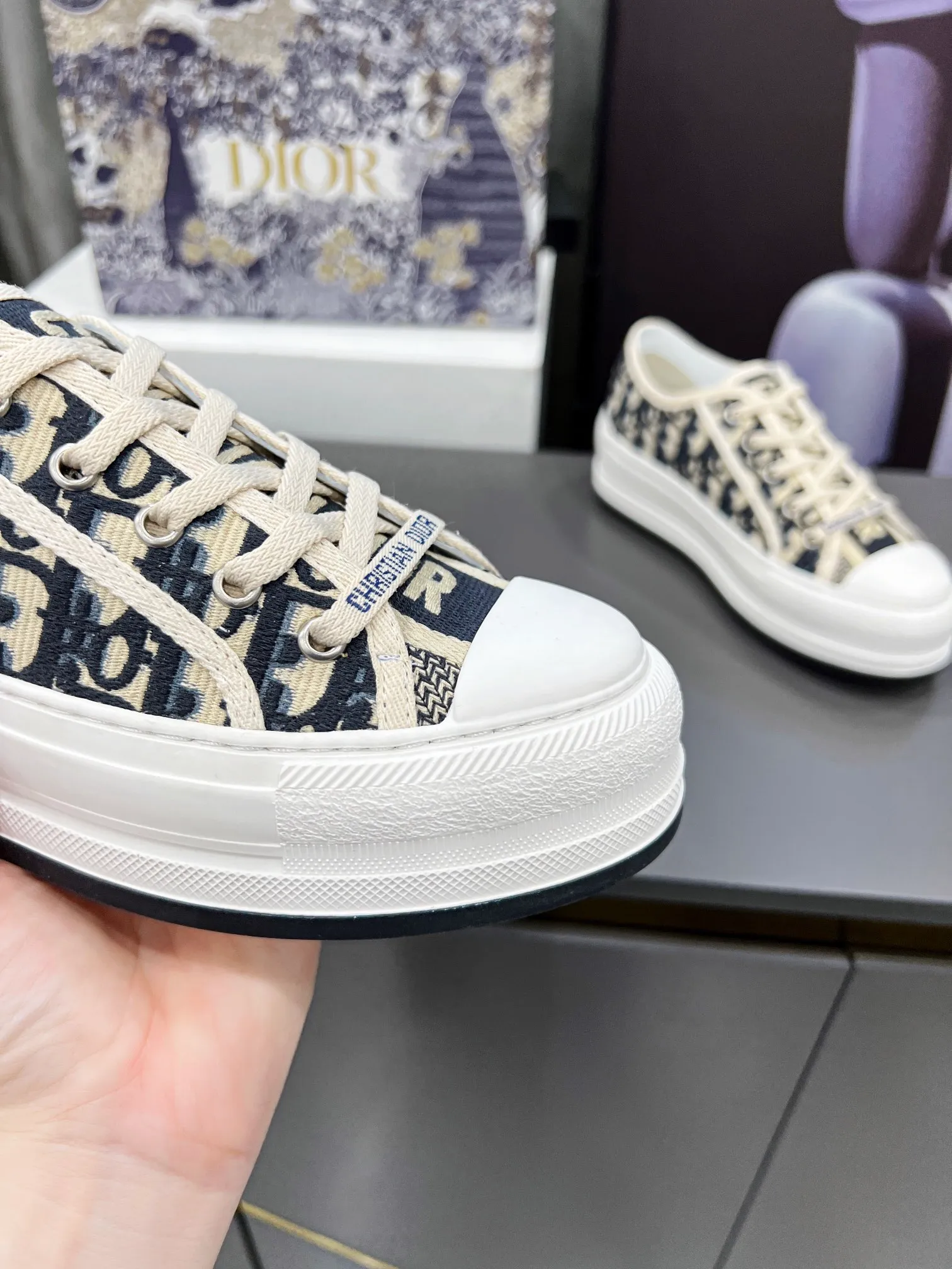 👟👟Ex-factory price 520👟👟Dior【Dior】This Walk'n'Dior thick-soled sneaker is a fashionable item that enhances the style of the series. The latest spring show model, the same thick-soled shoes from major stars, super versatile, 1:1 replica of the original, white canvas upper, with comfortable thick sole, tongue and Christian Dior 👟👟factory price aris logo shoelaces. The EVA sole is embellished with Christian Dior's lucky star symbol, adding a chic edge to any casual look. Code number: 35-41